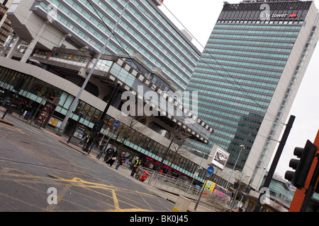 Abgewinkelt Aspekt der Stadtturm früher Sunley Gebäude, ein dreißig geschossiges Bürogebäude befindet sich in Manchester Piccadilly Gardens. Stockfoto