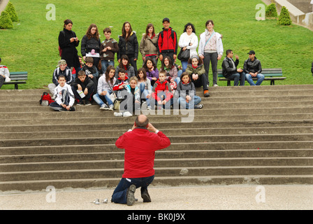 Schulgruppe Teenager posieren für Gruppenbild auf Stufen des Sacre Coeur Paris Stockfoto