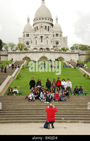 Schulgruppe Teenager posieren für Gruppe erschossen vor Sacre Coeur Paris Stockfoto