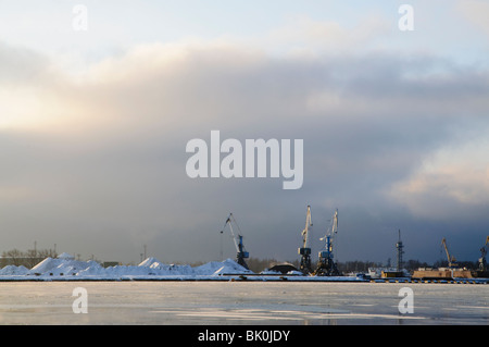 Winter-Skyline mit hochziehen Motoren laden Kohle im Hafen von Riga Stockfoto