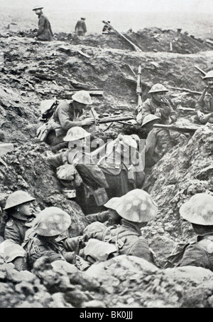 Britische Soldaten der nördlichen Grafschaften im zerstörten Graben während Schlacht der Menin Straße warten Befehl zum Angriff. Stockfoto