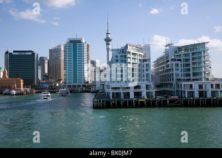 Fähren und Hafenrundfahrten stammen aus der alten 1912 Edwardian Barockstil Ferry Building Auckland Hafen New Zealand Stockfoto