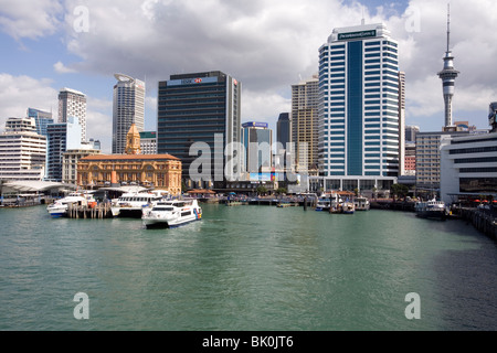 Fähren und Hafenrundfahrten stammen aus der alten 1912 Edwardian Barockstil Ferry Building Auckland Hafen New Zealand Stockfoto