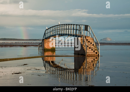 Belhaven Bay Bridge, April Sunrise nach einem Regen Sturm. Stockfoto