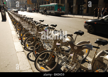 Velib Fahrradverleih in der Nähe von Palais Royal Paris Frankreich Stockfoto