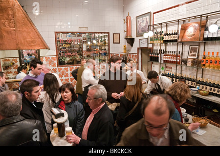 Eine Tapas-bar (eine von vielen) rund um die Plaza de Santa Ana und Puerta del Sol im Zentrum von Madrid. Stockfoto