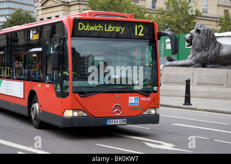 Ein rote London Central kurvenreich Bus fährt Nelsonsäule in London Trafalgar Square mit Kanada-Haus im Hintergrund Stockfoto