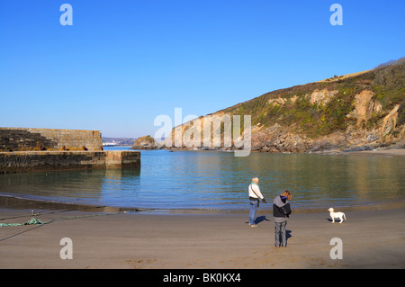 die einsame Bucht bei Polkerris in Cornwall, Großbritannien Stockfoto