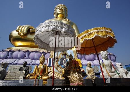 Einem riesigen goldenen Buddha im Sop Ruak, The Golden Triangle, durch den Mekong im Norden Thailands Stockfoto