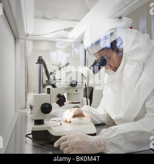 Nahen Ostens Wissenschaftler in sauberen Anzug mit Mikroskop Stockfoto