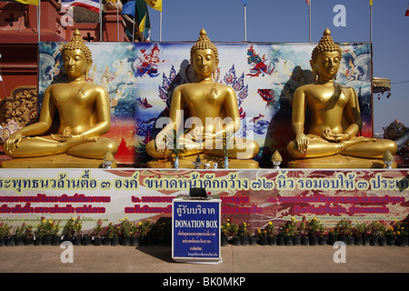 Goldene Buddhas im Sop Ruak, das goldene Dreieck, durch den Mekong im Norden Thailands Stockfoto