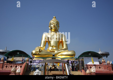 Einem riesigen goldenen Buddha im Sop Ruak, The Golden Triangle, durch den Mekong im Norden Thailands Stockfoto