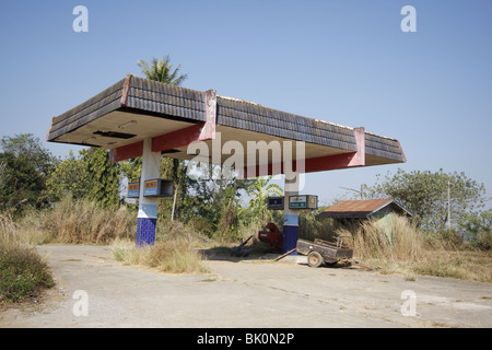 Eine verlassene Tankstelle in der Nähe von Chiang Saen in Nordthailand Stockfoto