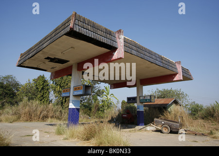 Eine verlassene Tankstelle in der Nähe von Chiang Saen in Nordthailand Stockfoto