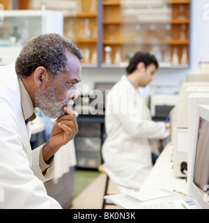 Afrikanische amerikanische Wissenschaftler im Labor arbeiten Stockfoto