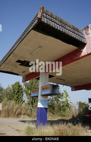 Eine verlassene Tankstelle in der Nähe von Chiang Saen in Nordthailand Stockfoto