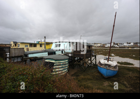 Hausboote an den Ufern des Flusses Adur in Shoreham West Sussex Stockfoto