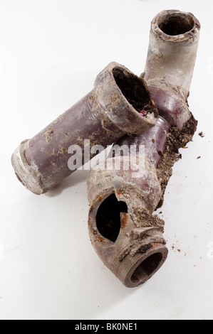 alte Keramik Abwasserrohre unter Haus genommen Stockfoto