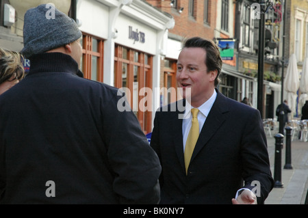 David Cameron nimmt einen Rundgang in Uxbridge. Stockfoto