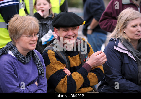 Konkurrenten bei den Briten und Murmeln Weltmeisterschaften statt im Greyhound Pub in Tinsley Green Sussex UK Stockfoto