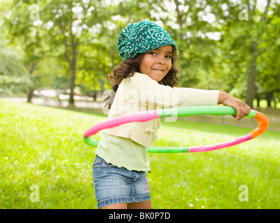 Gemischte Rassen Mädchen spielen mit Kunststoff hoop Stockfoto