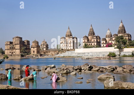 Indische Frauen Baden im Fluss Betwa. Auf dem Hintergrund der Royal Chhatris (Kenotaphen) Orchha. Madhya Pradesh. Indien Stockfoto