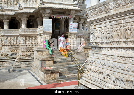 Indische Frauen im Shree Jagdish Tempel. Udaipur. Rajasthan. Indien Stockfoto