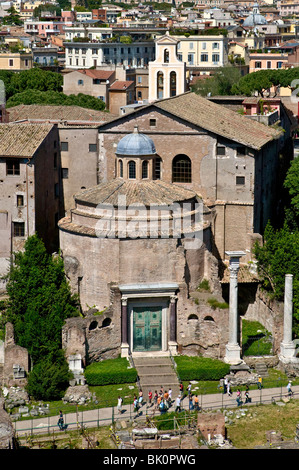 Die Basilika Santi Cosma e Damiano, früher der Tempel des Romulus, betrachtet von dem Palatin. Stockfoto