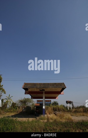 Eine verlassene Tankstelle in der Nähe von Chiang Saen in Nordthailand Stockfoto