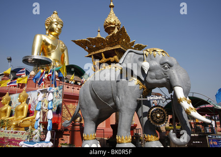 Einem riesigen goldenen Buddha im Sop Ruak, The Golden Triangle, durch den Mekong im Norden Thailands Stockfoto