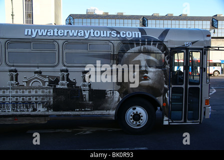 New York-Wasserstraßen-Tour-Bus zeigt die Freiheitsstatue und Ellis island Stockfoto