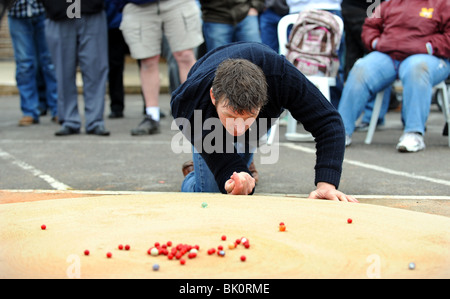 Konkurrenten bei den Briten und Murmeln Weltmeisterschaften statt im Greyhound Pub in Tinsley Green Sussex UK Stockfoto