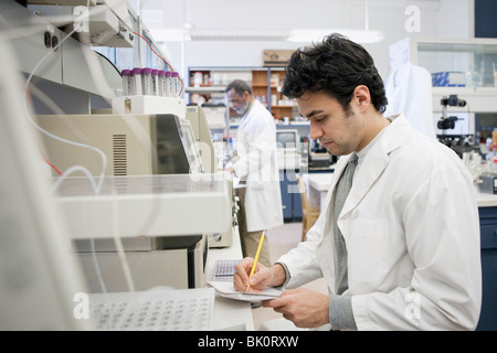 Nahen Ostens Wissenschaftler arbeiten im Labor Stockfoto