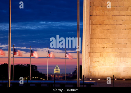 Am frühen Morgen am Washington Monument mit uns Kuppel des Kapitols über Washington DC USA Stockfoto
