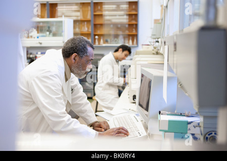 Afrikanische amerikanische Wissenschaftler im Labor arbeiten Stockfoto