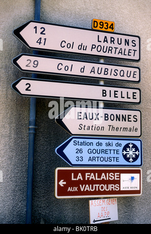 Französisch Gebärdensprache, direktionale Zeichen, Wegweiser, touristische Route, die Stadt von Arudy, Arudy, Frankreich, Europa Stockfoto