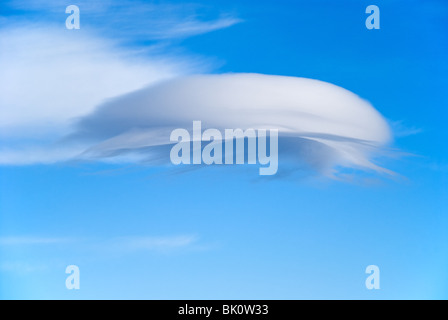 Eine elliptische Wolke schwebt in den klaren blauen Himmel der südlichen New Mexico. Stockfoto