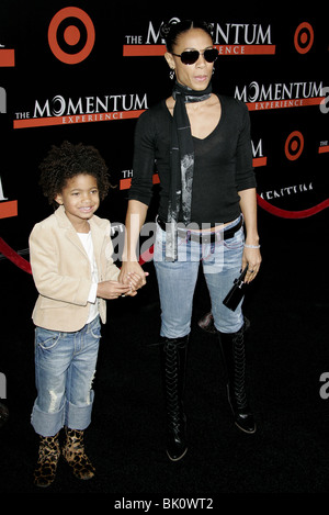 JADA PINKETT-SMITH & WILLOW Sitz FÜLLSTOFF PREMIERE HOLLYWOOD LOS ANGELES USA 22. Februar 2006 Stockfoto