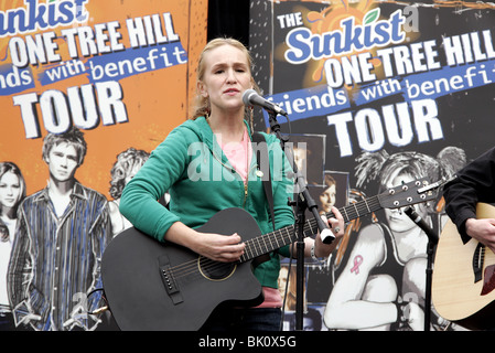 MOZELLA ONE TREE HILL Freunde mit nutzen TOUR der GROVE in LOS ANGELES USA 25. März 2006 Stockfoto