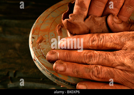 Töpferei Craftmanship roten Lehm Potter Hände Arbeit Finger closeup Stockfoto