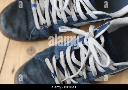 Blaue Wildlederschuhe training Stockfoto