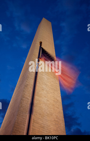 Amerikanische Flagge am frühen Morgen unter dem Washington Monument in Washington DC USA Stockfoto