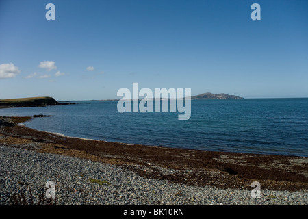 Holyhead Island von Porth Tywyn Mawr und Holyhead Bucht von Küsten-Wanderweg Nord Küste von Anglesey, Nordwales Stockfoto