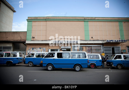 Piazza Bereich Kino mit dem Taxi Busse, Addis Ababa, Äthiopien Stockfoto