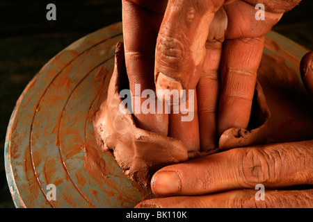 Töpferei Handwerker rote Lehm Potter Hände Arbeit Finger closeup Stockfoto