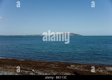 Holyhead Island von Porth Tywyn Mawr und Holyhead Bucht von Küsten-Wanderweg Nord Küste von Anglesey, Nordwales Stockfoto