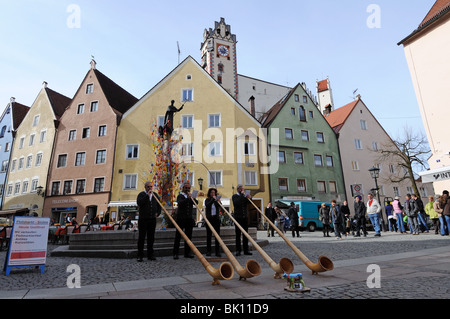 Alphornbläser auf dem Marktplatz in Füssen, Bayern Stockfoto