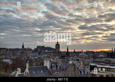 Der Blick über das Zentrum von Edinburgh bei Sonnenuntergang genommen von der Spitze des Calton Hill im Zentrum von der Stadt zum Schloss Stockfoto