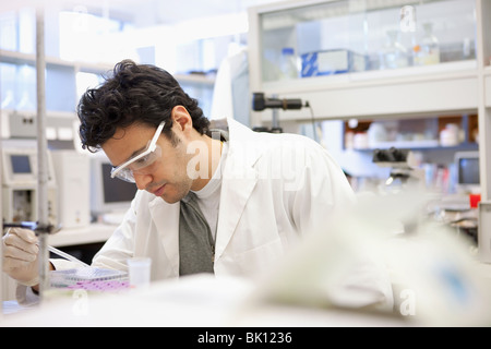 Nahen Ostens Wissenschaftler arbeiten im Labor Stockfoto