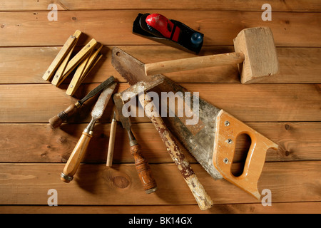 Schreiner Handwerker Handwerkzeuge sah Hammer Holz Klebeband Flugzeug Beitel Stockfoto